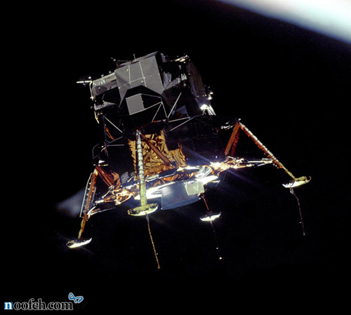 پاهای عقاب کاملا باز شده اند.