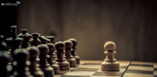 نگاهی به تاریخچه ی شطرنج مهره ی سرباز سفید در تقابل با 16 مهره ی سیاه در اولین حرکت