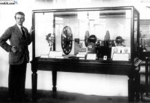 تاریخچه ی اختراع تلویزیون جان لوگی برد در کنار اختراع خود. تلویزیون مکانیکی