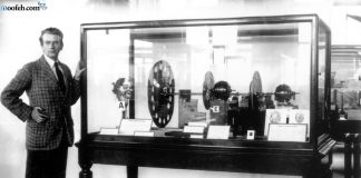 تاریخچه ی اختراع تلویزیون جان لوگی برد در کنار اختراع خود. تلویزیون مکانیکی